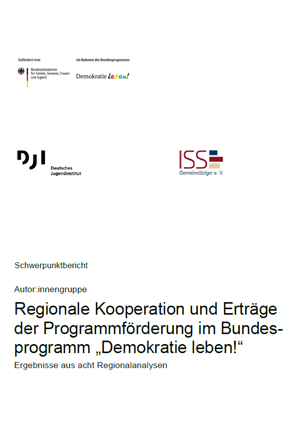 Das Cover ist weiß. In der Mitte steht der Titel Regionale Kooperation und Erträge der Programmförderung im Bundesprogramm Demokratie leben! Ergebnisse aus acht Regionalanalysen Schwerpunktbericht. Im oberen Bereich sind die Logos von dem BMBFSFJ und Demokratie lebe. Darunter ist das Logo vom DJI und des ISS.