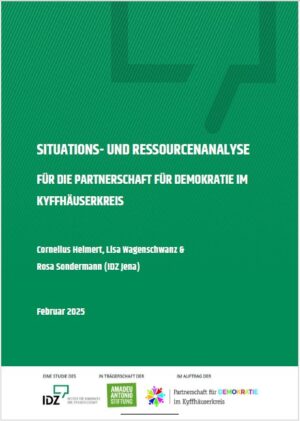Das Cover ist Grün mit hellgrünen leichten Streifen. Im oberen rechten Bereich ist eine Sprechblase zu sehen. In der Mitte steht in Weiß der Titel Situations- und Ressourcenanalyse für die Partnerschaft für Demokratie im Kyffhäuserkreis. Darunter stehen die Autor:innen und das Erscheinungsjahr. Ganz unten sind die Logos der Träger zu sehen IDZ, Amadeu Antonio Stiftung, Partnerschaften für Demokratie