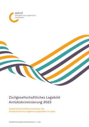 Das Titelbild hat einen weißen Hintergrund. Oben rechts ist das Logo des advd Antidiskriminierungsverband Deutschland zu sehen. In der Mitte des Titelblattes erscheint eine Illustration. Es sieht aus, als würde von links nach rechts ein sich bewegendes Band verlaufen. Das Band ist gestreift mit den Farben gelb, weiß, grün und grau. Unter dieser Illustration steht in grauer Schrift der Titel: Zivilgesellschaftliches Lagebild Antidiskriminierung 2023. Darunter in kleinerer und gelber Schrift: Gemeinsame Falldokumentation der Antidiskriminierungsberatungsstellen im advd. Ganz unten steht in sehr kleiner Schrift: Antidiskriminierungsverband Deutschland e.V. advd.