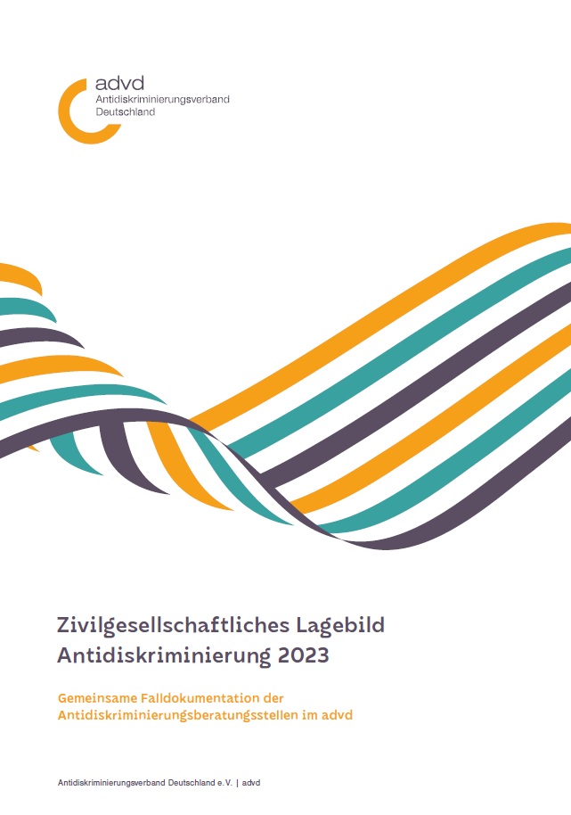 Das Titelbild hat einen weißen Hintergrund. Oben rechts ist das Logo des advd Antidiskriminierungsverband Deutschland zu sehen. In der Mitte des Titelblattes erscheint eine Illustration. Es sieht aus, als würde von links nach rechts ein sich bewegendes Band verlaufen. Das Band ist gestreift mit den Farben gelb, weiß, grün und grau. Unter dieser Illustration steht in grauer Schrift der Titel: Zivilgesellschaftliches Lagebild Antidiskriminierung 2023. Darunter in kleinerer und gelber Schrift: Gemeinsame Falldokumentation der Antidiskriminierungsberatungsstellen im advd. Ganz unten steht in sehr kleiner Schrift: Antidiskriminierungsverband Deutschland e.V. advd.