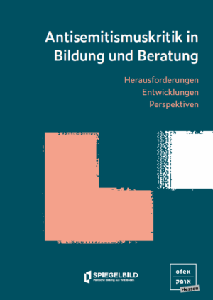 Das Cover der Broschüre Antisemitismuskritik in Bildung und Beratung ist in schlichten Weiß- und Grautönen mit klarer schwarzer Typografie gehalten. Zentral angeordneter Titel in Großbuchstaben, darunter Untertitel, Herausforderungen, Entwicklungen, Perspektiven. Am oberen Rand das Logo von Spiegelbild e.V. und OFEK Hessen in Schwarz. Minimalistisches, modernes Layout ohne Bildmotive, betont durch klare Linien und großzügige Weißflächen.
