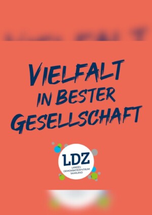 Das Titelblatt einen korallenroten Hintergrund. In blauer, leicht kursiver und großer Schrift steht der Titel: VIELFALT IN BESTER GESELLSCHAFT. Darunter erscheint das Logo des Landes-Demokratiezentrums Saarland