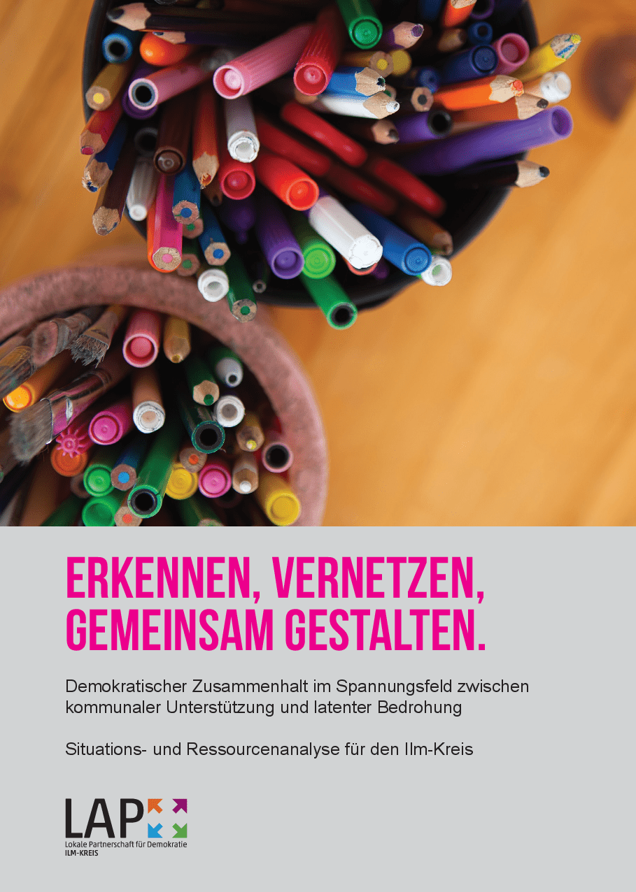 Cover von Erkennen, vernetzen, gemeinsam gestalten. Demokratischer Zusammenhalt im Spannungsfeld zwischen kommunaler Unterstützung und latenter Bedrohung. Situations- und Ressourcenanalyse für den Ilm-Kreis