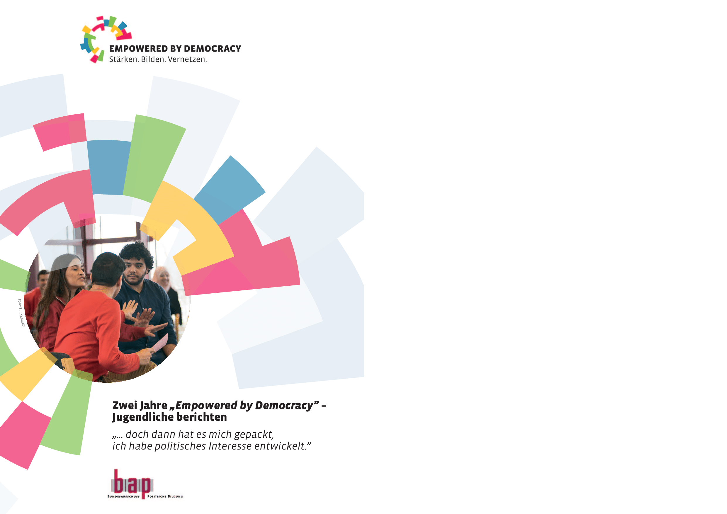 Cover von Zwei Jahre "Empowered by Democracy" –Jugendliche berichten "… doch dann hat es mich gepackt, ich habe politisches Interesse entwickelt."