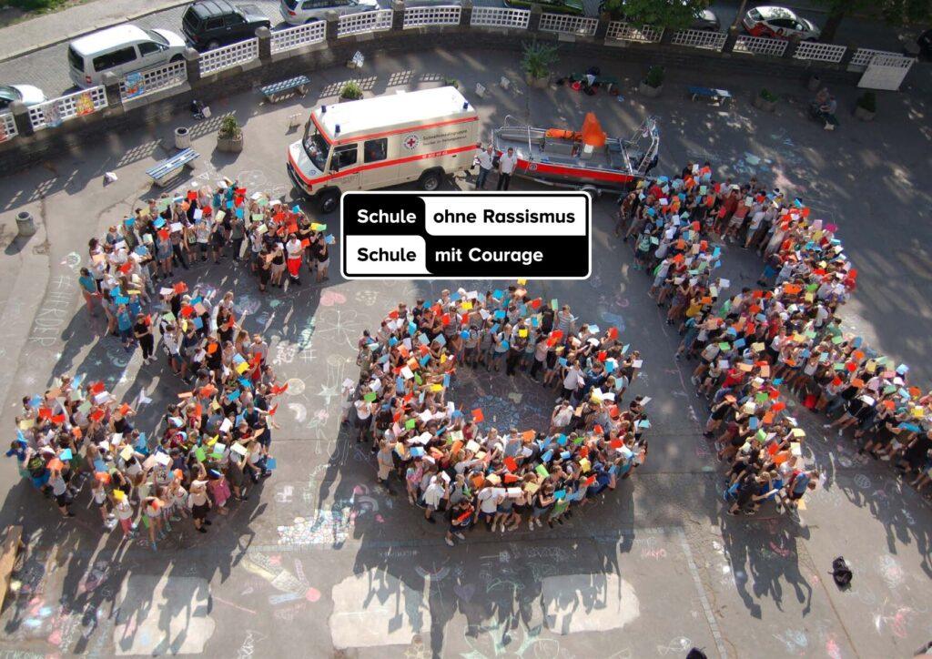 Cover von WAS WIR TUN. Bericht der Bundeskoordination von Schule ohne Rassismus – Schule mit Courage für das Schuljahr 2017/2018