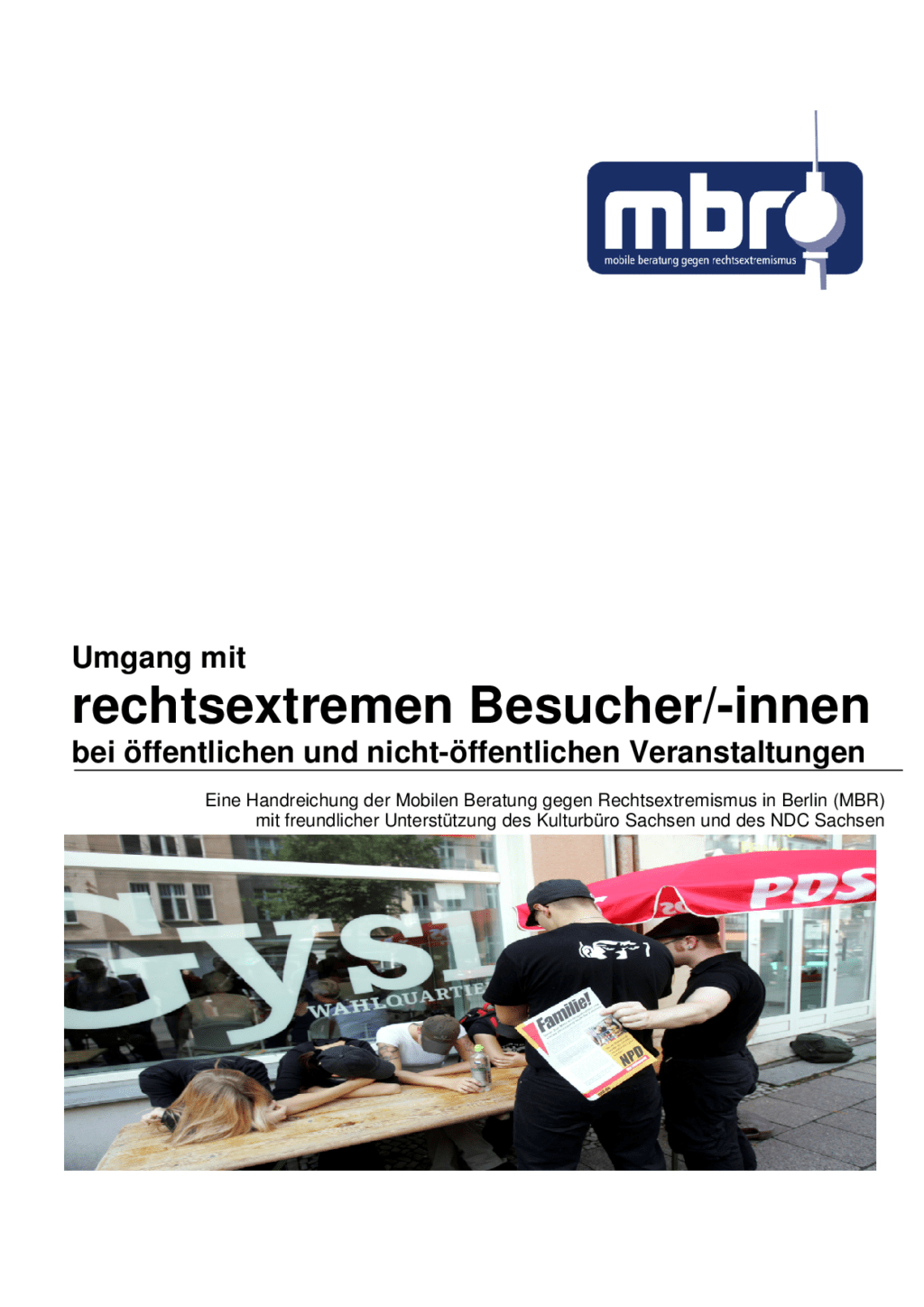 Cover von Umgang mit rechtsextremen Besucher/-innen bei öffentlichen und nicht-öffentlichen Veranstaltungen. Eine Handreichung der MBR Berlin mit freundlicher Unterstützung des Kulturbüro Sachsen und des NDC Sachsen