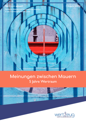 Cover von Wertraum aktuell. Politische Bildung und Extremismusprävention in der rheinlandpfälzischen Justiz. 7. Ausgabe 10/2024: Meinung zwischen Mauern. 5 Jahre Wertraum